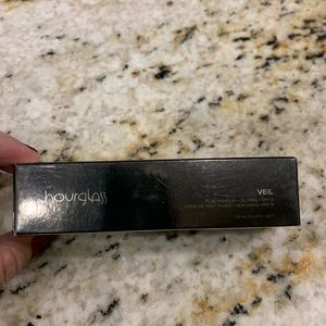 Hourglass #5 Warm Beige Veil Foundation